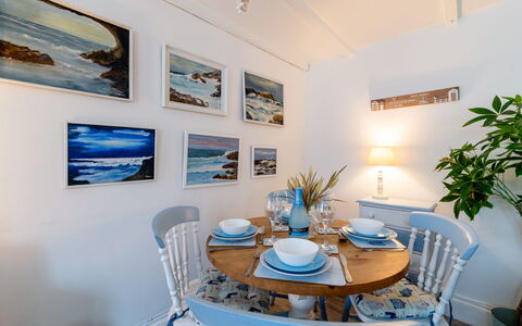 Frans Cottage: Blauw, Meubilair, Zee, Slaapkamer, Interieur Ontwerp, Oceaan, Linens, Bedding, Kamer, Bed
