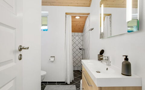Aleth - 800M from the Sea: Dak, Huis, Huis, Verblijf, Deur, Siding, Dek, Veranda, Plank, Hardwood