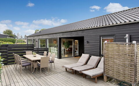 Sigrun - 300M from the Sea: Dak, Huis, Huis, Verblijf, Siding, Landgoed, Oprit, Garden Gebouwen, Werf, Schuur