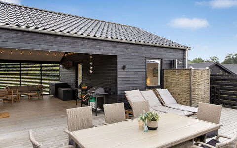 Sigrun - 300M from the Sea: Dak, Huis, Huis, Verblijf, Siding, Landgoed, Oprit, Garden Gebouwen, Werf, Schuur