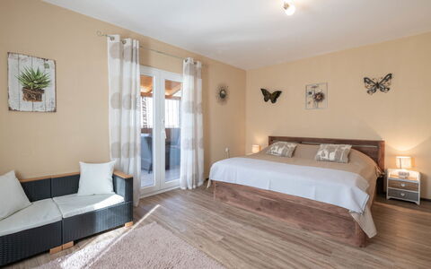 Badi: Meubilair, Interieur Ontwerp, Verdieping, Flooring, Bed, Hout, Kamer, Plafond, Slaapkamer, Verlichting