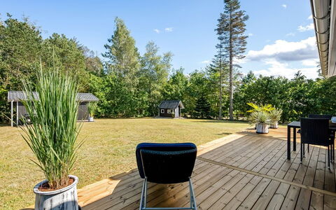 Lillebror - 7Km from the Sea: Verblijf, Backyard, Werf, Garden Gebouwen, Schuur, Siding, Buitenmeubels, Blokhut, Outdoor Structuur, Keet