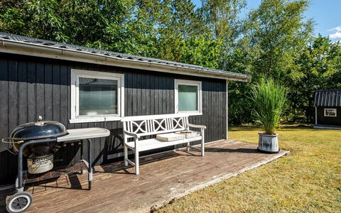 Lillebror - 7Km from the Sea: Verblijf, Backyard, Werf, Garden Gebouwen, Schuur, Siding, Buitenmeubels, Blokhut, Outdoor Structuur, Keet