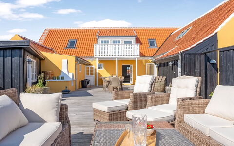 Albine - 150M from the Sea: Hout, Huis, Schaduw, Landgoed, Verblijf, Eco Hotel, Buitenmeubels, Toevlucht, Veranda, Beits