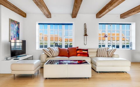 Albine - 150M from the Sea: Meubilair, Interieur Ontwerp, Bankstel, Flooring, Verdieping, Woonkamer, Hout, Plafond, Appartement, Kamer