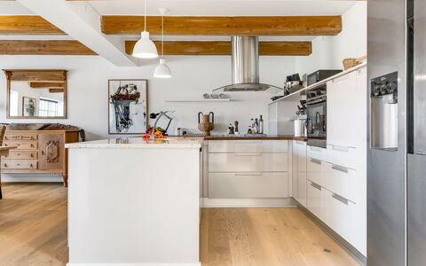 Albine - 150M from the Sea: Keuken, Meubilair, Countertop, Cabinetry, Flooring, Toestel Van De Keuken, Interieur Ontwerp, Hout, Verdieping, Plafond