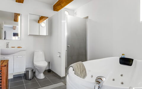 Albine - 150M from the Sea: Loodgieterswerkinrichting, Badkamer, Interieur Ontwerp, Flooring, Verdieping, Plafond, Wastafel, Kraan, Loodgieter, Verlichting