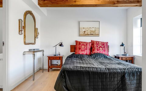 Albine - 150M from the Sea: Meubilair, Bed, Interieur Ontwerp, Slaapkamer, Flooring, Verdieping, Muur, Bedding, Hout, Laken