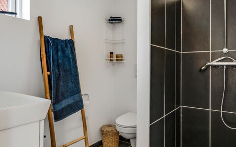 Albine - 150M from the Sea: Muur, Flooring, Verdieping, Loodgieterswerkinrichting, Interieur Ontwerp, Toilet, Badkamer, Wc Bril, Loodgieter, Tegel