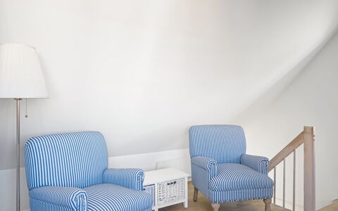 Albine - 150M from the Sea: Meubilair, Interieur Ontwerp, Flooring, Hout, Verdieping, Stoel, Kamer, Huis, Woonkamer, Bankstel