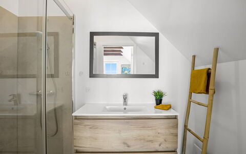 Albine - 150M from the Sea: Flooring, Verdieping, Hout, Interieur Ontwerp, Loodgieterswerkinrichting, Badkamerkast, Loodgieter, Kraan, Kamer, Badkamer