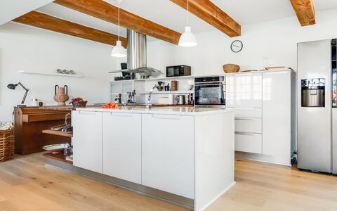 Albine - 150M from the Sea: Keuken, Meubilair, Countertop, Toestel Van De Keuken, Flooring, Cabinetry, Interieur Ontwerp, Major Appliance, Hout, Verdieping