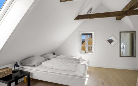 Albine - 150M from the Sea: Interieur Ontwerp, Flooring, Verdieping, Slaapkamer, Hout, Plafond, Bed, Meubilair, Zolder, Kamer