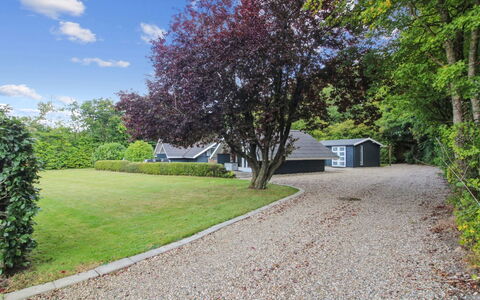 Helke - 30Km from the Sea: Verblijf, Backyard, Werf, Garden Gebouwen, Schuur, Siding, Buitenmeubels, Blokhut, Outdoor Structuur, Keet
