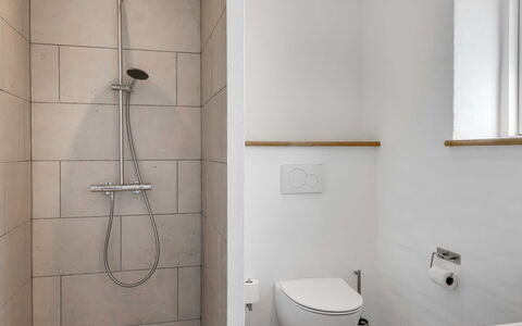 Wolter - 1.7Km from the Sea: Flooring, Muur, Badkamer, Loodgieterswerkinrichting, Toilet, Verdieping, Wc Bril, Interieur Ontwerp, Loodgieter, Tegel