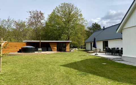 Wolter - 1.7Km from the Sea: Gras, Dak, Huis, Huis, Land Lot, Gazon, Tuin, Verblijf, Schaduw, Backyard