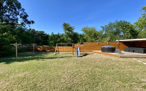 Wolter - 1.7Km from the Sea: Boom, Gras, Land Lot, Tuin, Schaduw, Gazon, Backyard, Werf, Landscaping, Park