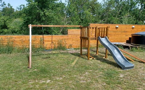 Wolter - 1.7Km from the Sea: Hout, Speeltoestel, Dia Van De Speelplaats, Openbare Ruimte, Speelplaats, Tuin, Chute, Backyard, Gazon, Beits