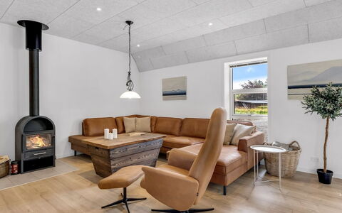 Wolter - 1.7Km from the Sea: Meubilair, Flooring, Interieur Ontwerp, Bankstel, Hout, Woonkamer, Plafond, Verdieping, Kamer, Huis