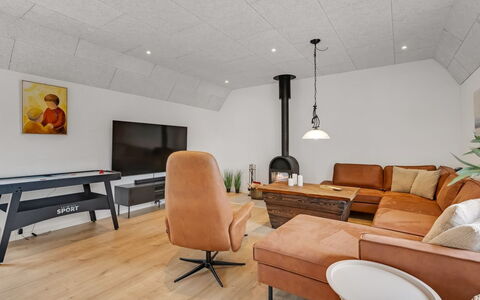 Wolter - 1.7Km from the Sea: Meubilair, Interieur Ontwerp, Flooring, Verdieping, Muur, Bankstel, Hout, Plafond, Lichte Inrichting, Woonkamer