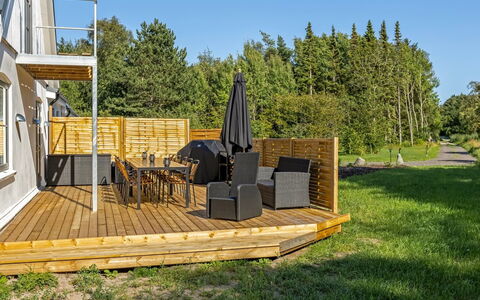 Wolter - 1.7Km from the Sea: Hout, Hardwood, Veranda, Dek, Plank, Beits, Houten Vloer, Buitenmeubels, Schaduw, Leuning