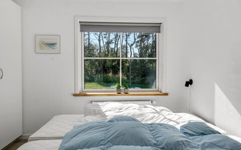 Wolter - 1.7Km from the Sea: Slaapkamer, Hout, Laken, Bedding, Bed, Interieur Ontwerp, Linens, Meubilair, Plafond, Verlichting