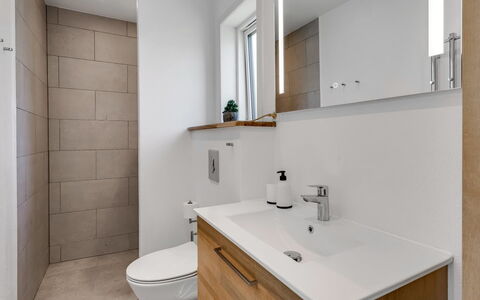 Wolter - 1.7Km from the Sea: Badkamer, Wastafel In De Badkamer, Loodgieterswerkinrichting, Flooring, Interieur Ontwerp, Muur, Wastafel, Verdieping, Badkamerkast, Cabinetry
