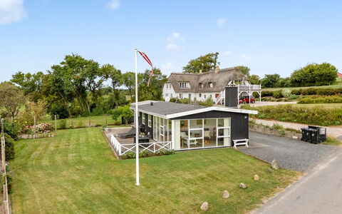 Teodosija - 20M from the Sea: Dak, Huis, Huis, Verblijf, Deur, Siding, Dek, Veranda, Plank, Hardwood