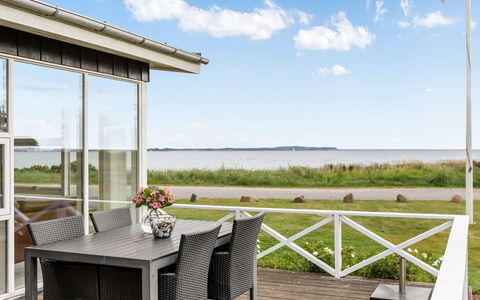 Teodosija - 20M from the Sea: Dak, Huis, Huis, Verblijf, Deur, Siding, Dek, Veranda, Plank, Hardwood