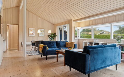 Hawarth - 275M from the Sea: Hout, Interieur Ontwerp, Flooring, Plafond, Verdieping, Meubilair, Houten Vloer, Bankstel, Woonkamer, Huis
