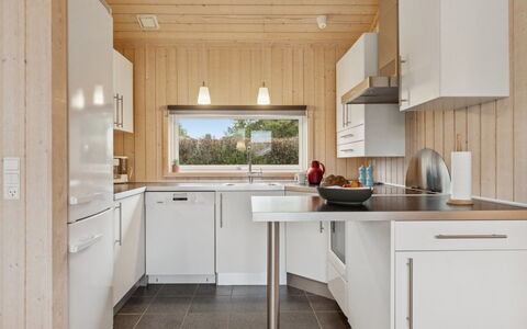 Hawarth - 275M from the Sea: Keuken, Toestel Van De Keuken, Countertop, Flooring, Major Appliance, Hout, Interieur Ontwerp, Verdieping, Cabinetry, Meubilair