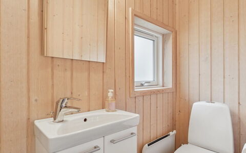 Hawarth - 275M from the Sea: Muur, Flooring, Hout, Verdieping, Loodgieterswerkinrichting, Interieur Ontwerp, Plafond, Wastafel, Wastafel In De Badkamer, Badkamer