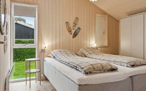 Hawarth - 275M from the Sea: Hout, Interieur Ontwerp, Verdieping, Plafond, Flooring, Meubilair, Slaapkamer, Huis, Kamer, Bed