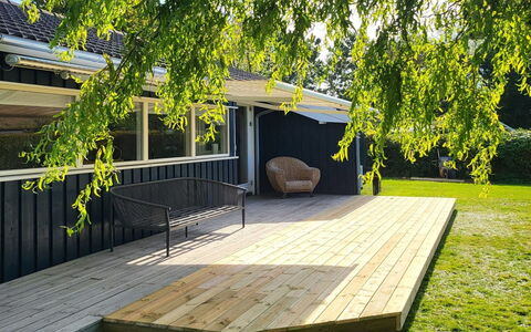 Hawarth - 275M from the Sea: Hout, Plank, Dek, Hardwood, Houten Vloer, Samengesteld Materiaal, Schaduw, Buitenmeubels, Tuin, Beits