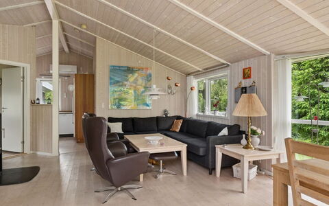 Rikhard - 175M to the Fjord: Hout, Huis, Flooring, Plafond, Verdieping, Interieur Ontwerp, Houten Vloer, Woonkamer, Deur, Hardwood