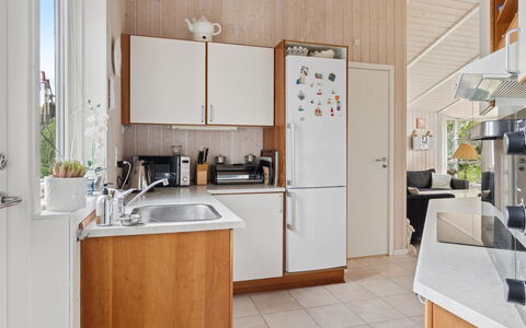 Rikhard - 175M to the Fjord: Keuken, Toestel Van De Keuken, Countertop, Major Appliance, Interieur Ontwerp, Meubilair, Flooring, Cabinetry, Hout, Verdieping