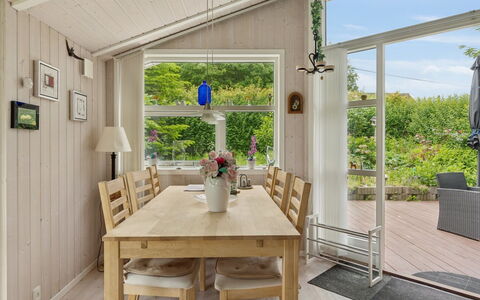 Rikhard - 175M to the Fjord: Flooring, Meubilair, Hout, Interieur Ontwerp, Verdieping, Plafond, Houten Vloer, Keuken En Eettafel, Eetkamer, Kamer