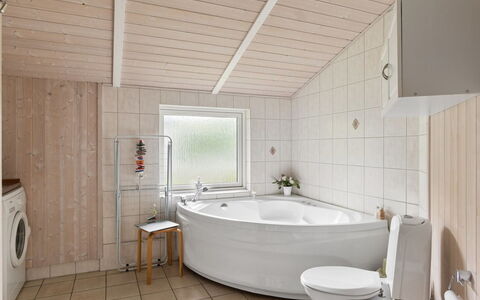Rikhard - 175M to the Fjord: Flooring, Interieur Ontwerp, Loodgieterswerkinrichting, Verdieping, Hout, Plafond, Kamer, Bad, Badkamer, Kraan