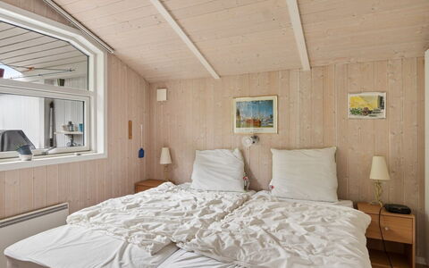 Rikhard - 175M to the Fjord: Hout, Slaapkamer, Interieur Ontwerp, Verdieping, Huis, Bed, Plafond, Meubilair, Laken, Deur