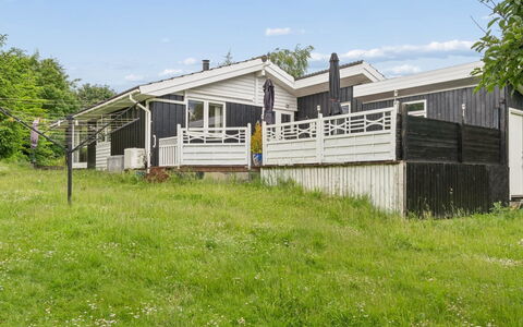 Rikhard - 175M to the Fjord: Huis, Architectuur, Huis, Dak, Land Lot, Verblijf, Veranda, Landelijk Gebied, Siding, Landgoed