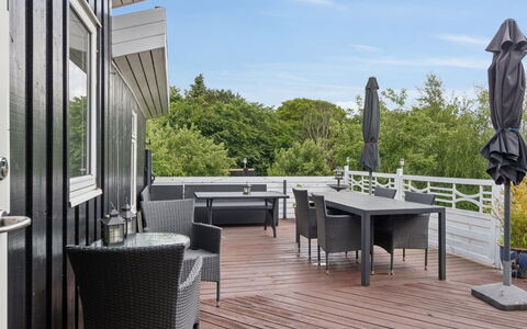 Rikhard - 175M to the Fjord: Hout, Meubilair, Houten Vloer, Flooring, Verdieping, Buitenmeubels, Veranda, Hardwood, Tafel, Dek