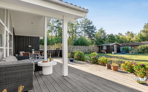 Arisa - 300M from the Sea: Dak, Huis, Huis, Verblijf, Deur, Siding, Dek, Veranda, Plank, Hardwood
