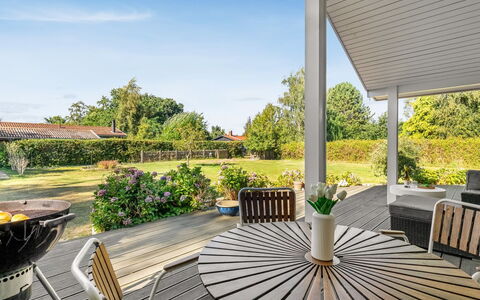 Arisa - 300M from the Sea: Dak, Huis, Huis, Verblijf, Deur, Siding, Dek, Veranda, Plank, Hardwood