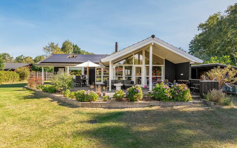 Arisa - 300M from the Sea: Dak, Huis, Huis, Verblijf, Deur, Siding, Dek, Veranda, Plank, Hardwood