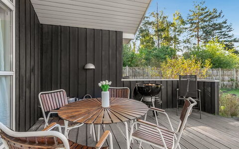 Arisa - 300M from the Sea: Dak, Huis, Huis, Verblijf, Deur, Siding, Dek, Veranda, Plank, Hardwood