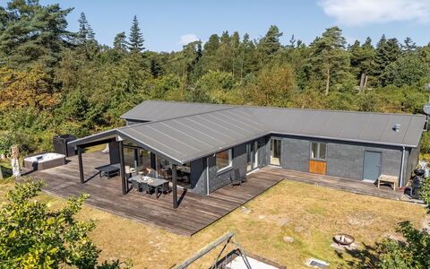 Milda - 100M from the Sea: Huis, Dak, Huis, Verblijf, Struik, Groundcover, Landgoed, Boerderij, Siding, Garden Gebouwen