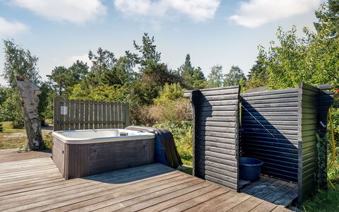 Milda - 100M from the Sea: Huis, Dak, Huis, Verblijf, Struik, Groundcover, Landgoed, Boerderij, Siding, Garden Gebouwen