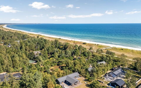 Milda - 100M from the Sea: Huis, Dak, Huis, Verblijf, Struik, Groundcover, Landgoed, Boerderij, Siding, Garden Gebouwen