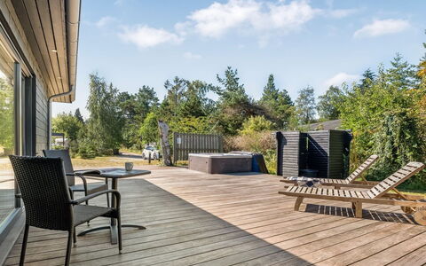 Milda - 100M from the Sea: Huis, Dak, Huis, Verblijf, Struik, Groundcover, Landgoed, Boerderij, Siding, Garden Gebouwen