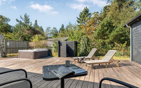 Milda - 100M from the Sea: Huis, Dak, Huis, Verblijf, Struik, Groundcover, Landgoed, Boerderij, Siding, Garden Gebouwen